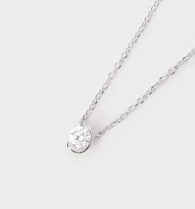 Vue macro d'un collier en argent S925 avec pendentif rond en zircon cubique brillant