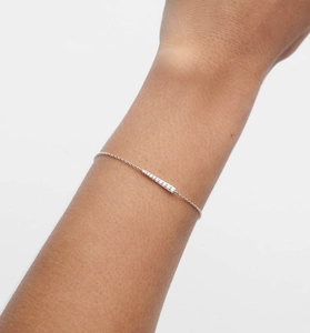 Vue détaillée du bracelet minimaliste en argent 925 avec barre sertie de diamants