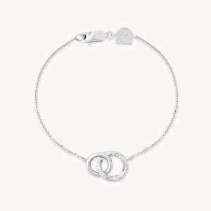 Elegante bracciale in argento sterling 925 con due anelli intrecciati e pietre di zirconio