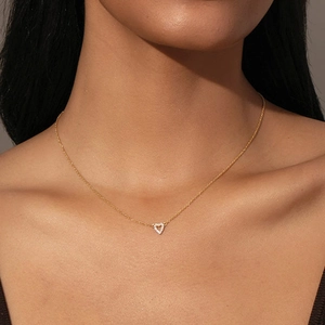 Elegante collana a cuore in argento 925 dorato con pavé di zirconi scintillanti indosso