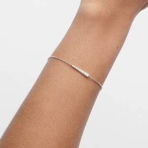 Bracelet minimaliste en argent sterling S925 avec barre sertie de zircons sur poignet