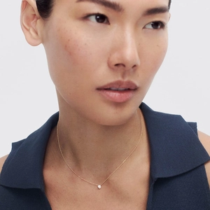 Élégant collier doré avec un pendentif rond en zircone cubique taille brillant