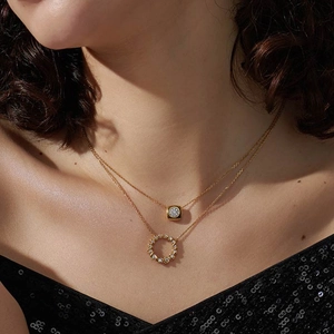 Collana geometrica dorata a strati con pendenti quadrati e circolari con cristalli pavé