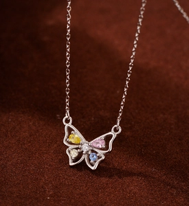 Détail macro du collier pendentif papillon en argent orné de zircons colorés fins