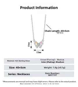 Détail du pendentif papillon en argent sterling S925 avec zircons colorés sur fond blanc
