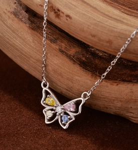 Détail macro du pendentif papillon en argent S925 avec zircons colorés sertis