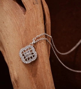 Détail du collier trèfle en argent S925 avec sertissage micro-pavé de cristaux brillants