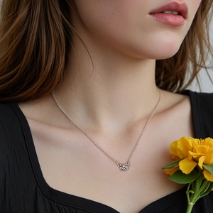 Élégant collier papillon en argent S925 avec zircons colorés sur un mannequin