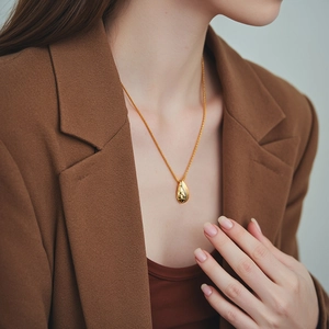 Italian style brushed S925 silver gold necklace with leaf pendant on model