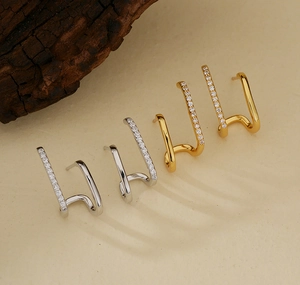 Detailansicht der U-förmigen Doppelreihen-Ohrstecker mit Pavé-Kristallen in Gold und Silber