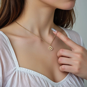 Élégant collier trèfle en argent S925 doré avec design carré ajouré et cristaux pavés