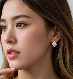 Gros plan de boucles d'oreilles géométriques en argent 925 à texture scintillante