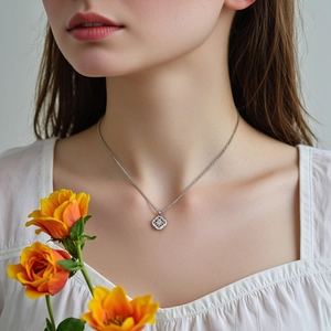 Vue détaillée du collier trèfle évidé serti de petits diamants étincelants sur le cou