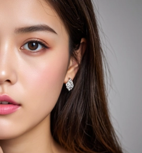 Gros plan de boucles d'oreilles géométriques en argent avec texture lave sur le mannequin