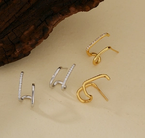 Makro-Detail asymmetrischer doppellagiger 925er Silberohrringe mit funkelnden Zirkonia