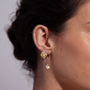 Ensemble de boucles d'oreilles vintage dorées avec texture et perle d'eau