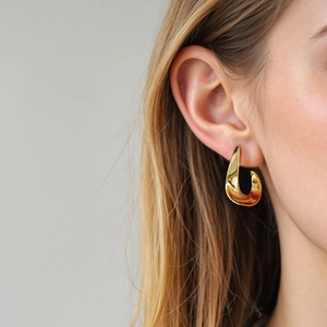Minimalist S925 silver gold-plated twisted U-shape earrings worn by a model
