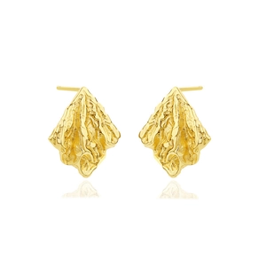 Boucles d'oreilles vintage dorées avec texture de papier froissé sur fond blanc