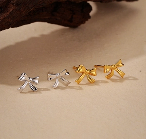 Vue détaillée des boucles d'oreilles nœud en argent S925 poli en finitions or et argent