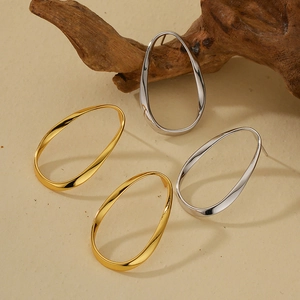Boucles d'oreilles créoles ovales torsadées minimalistes en or et argent poli chic