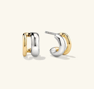 Détail des boucles d'oreilles créoles C bicolores entrelacées en or 18 carats et argent