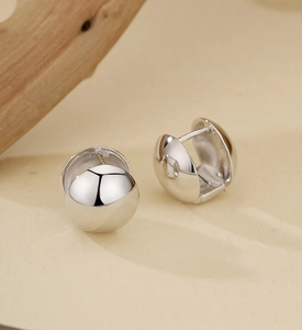 Boucles d'oreilles créoles en argent sterling 925 poli avec un design de boule