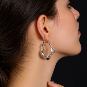 Eleganti orecchini a cerchio in argento S925 ritorto irregolare indossati da modella