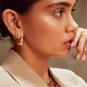 Exaggerated S925 silver water drop earrings and bead necklace set on a fashion model