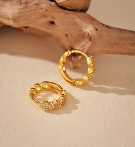 Vista macro di orecchini a cerchio in argento S925 placcati in oro con micro diamanti pavé