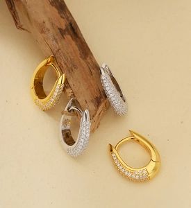Gros plan de boucles d'oreilles U en argent S925 serties de rangées de zircons