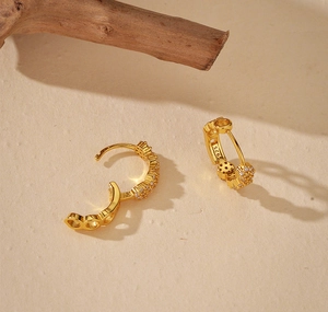 Macro di orecchini a cerchio in argento S925 placcati oro con zirconi micro-incastonati