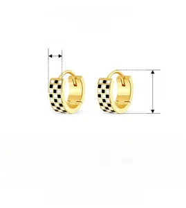 Vue détaillée des boucles d'oreilles damier en argent 925 avec dimensions précises