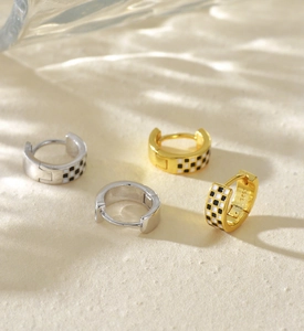 Détail de créoles damier en argent S925 montrant le poinçon et la texture émaillée