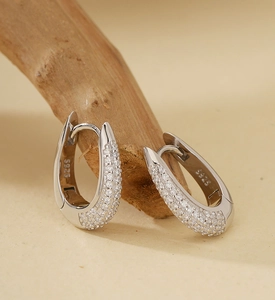 Gros plan sur boucles d'oreilles en U en argent S925 avec pavage de zircons multicouches