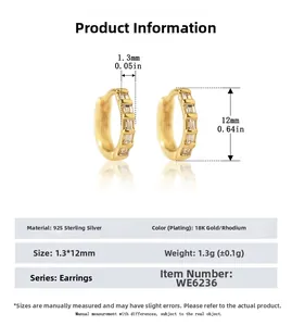 Détail de boucles d'oreilles créoles en argent 925 avec zircon rectangulaire et plaqué or 18K