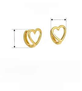 Dettaglio di orecchini a cuore in argento 925 con misure precise di 11,1mm x 7,7mm