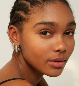 Gros plan de boucles d'oreilles créoles en argent S925 en forme de U avec oxydes de zirconium