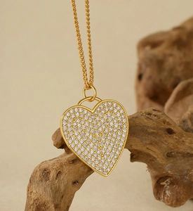 Makro-Detail des S925 Sterling Silber Herzanhängers mit Pavé-Zirkonia auf Naturholz