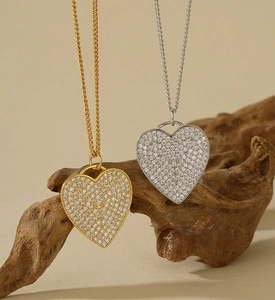 Detail von S925 Sterlingsilber Herzketten in Gold und Silber mit funkelnden Steinen