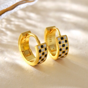Boucles d'Oreilles Huggie en Argent Sterling 925 à Damier pour Femmes Émail Vintage Motif à Carreaux Bijoux Mode Cadeau