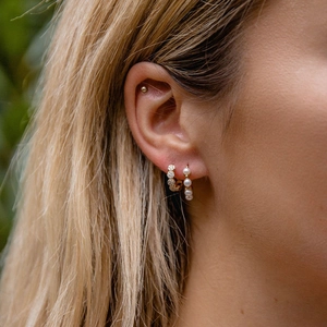 Orecchini a cerchio in argento S925 dorato con diamanti micro-pave e perle indossati