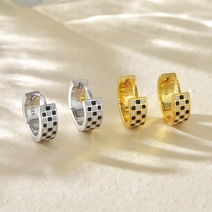 Créoles classiques en argent sterling S925 avec damier émaillé en or et argent