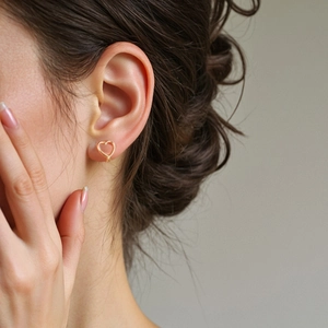 Orecchini a cerchio a cuore cavo in oro, indossati da una modella, stile elegante e chic