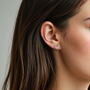 Orecchini a cuore in argento minimalisti indossati da modella per un look elegante