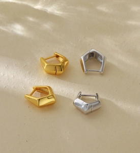 Detailed close-up of S925 sterling silver geometric pentagon hoop earrings in gold and silver