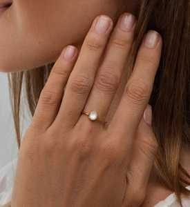 Detailed view of an elegant 925 silver gold ring featuring a white shell stone inlay