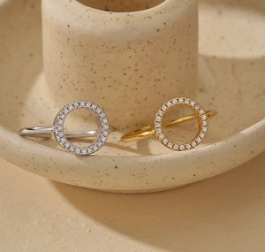 Détail de bagues ajustables en argent 925 doré et argenté avec zircons sertis