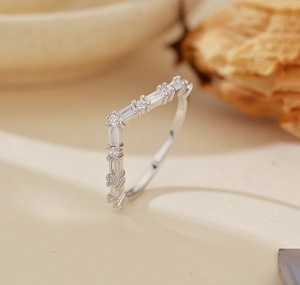 Bague en argent S925 en forme de V avec zircons cubiques de taille baguette et ronde