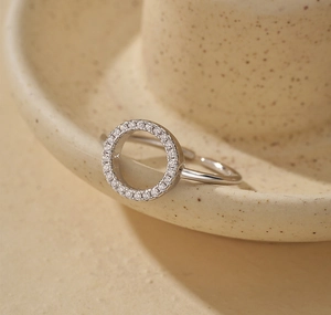 Vue macro d'une bague ouverte en argent 925 avec détail de cercle évidé pavé