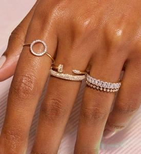 Gros plan d'un ensemble de bagues plaquées or avec pavé de zircons et design en clou